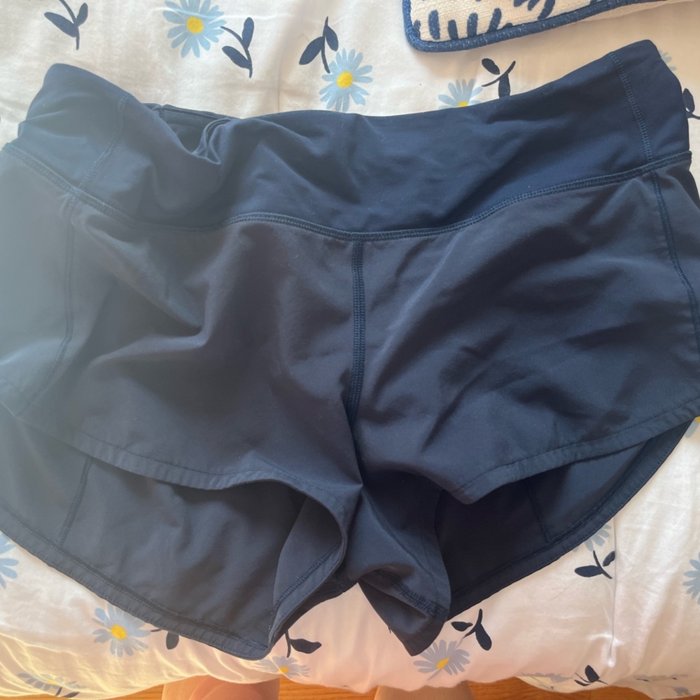 LULULEMON SHORTS SIZE 6! FITS A 4